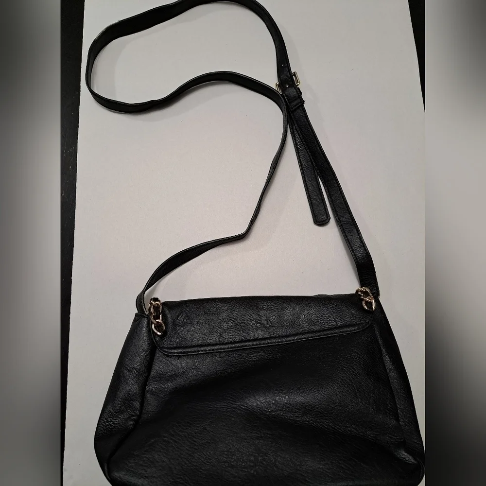Faux Leather Crossbody Bag With Magnetic Closure    Size 11